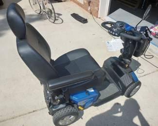 PRIDE ELECTRIC GO GO SPORT 4 WHEEL SCOOTER LESS THAN 6 MONTHS OLD