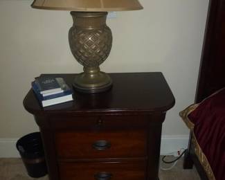 MAHOGANY NIGHT STAND WITH LAMP