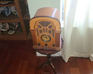 Antique tube radio