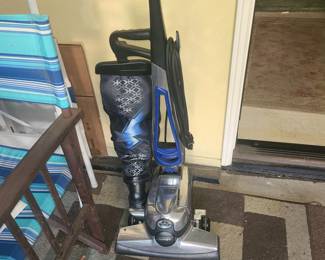 Immaculate Kirby Avlir2 Vakuum. Includes several attachments. 
