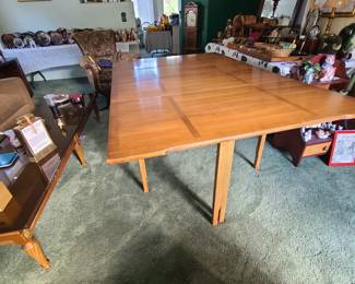 Mid Century Gateleaf Table in excellent condition.. 