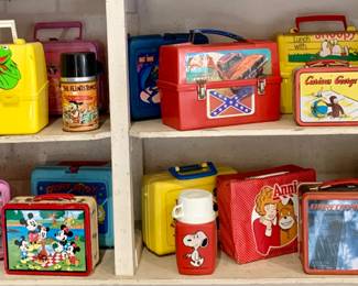 Loads of vintage metal and plastic lunch boxes