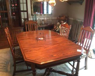 Dining Table with 6 Chairs , 2 leaves and Pads
