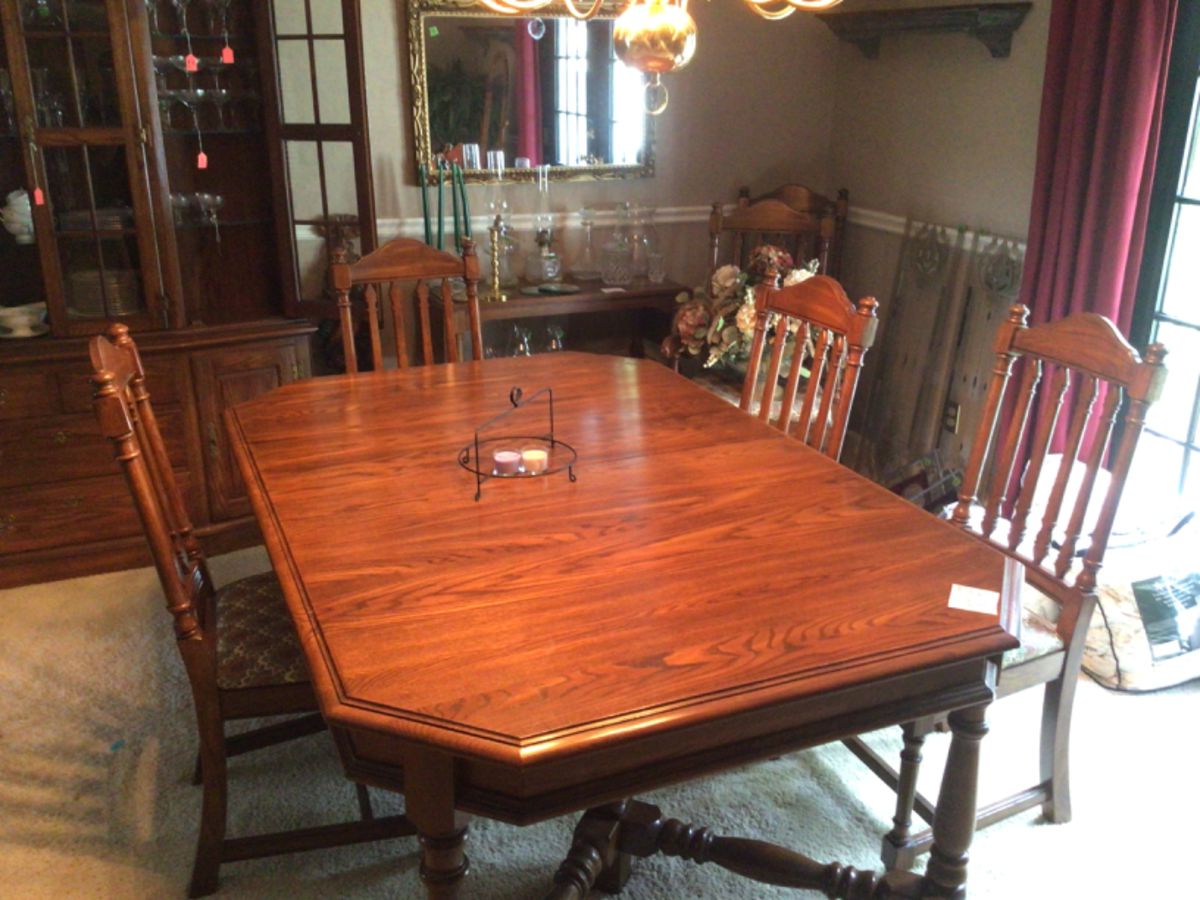 Dining Table with 6 Chairs , 2 leaves and Pads