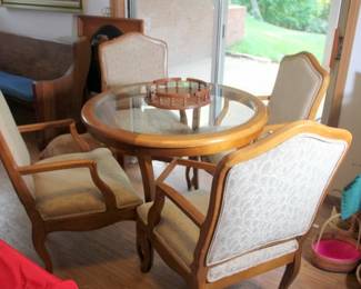 Cocktail Table with 4 Chairs