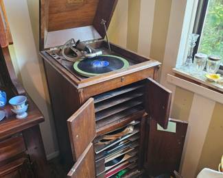 $100 Victrola WORKS!!