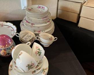 Does that say 28 piece set of china for $40?!!!!  So it will be $20 for 28 pieces of china on Wed. That's cheaper than the Dollar Tree!!!