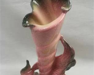 Lot 054   3 Bid(s)
VINTAGE HULL POTTERY VASE ROYAL EBB TIDE SHELL ANGEL FISH CORAL PINK 1950s 11in