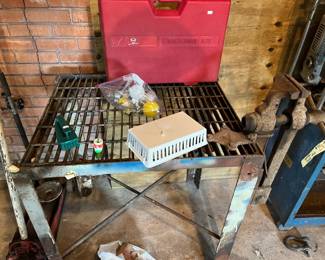 Welding table with vice