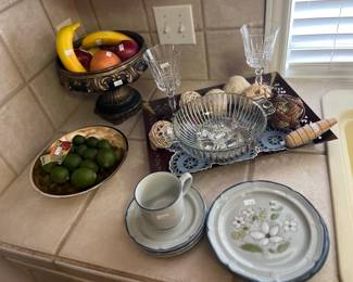 Lots of nice kitchen items!