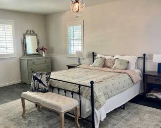 Bedroom
Nice bedding
Bench
Dresser with mirror
Large rug -
