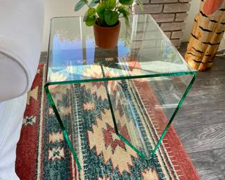 Side table thick mcm style NICE !!!!!
Close up of large rug