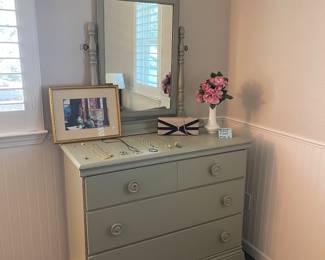 Dresser green