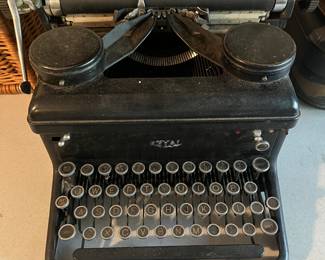 Royal Typewriter 