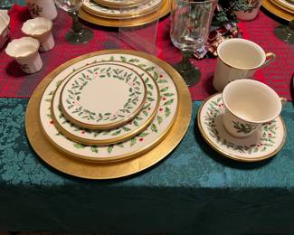 Lenox Holiday Dinnerware Set - Service for 8