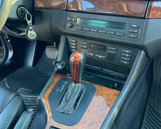 Please text 206-383-9591 with questions and more photos. 