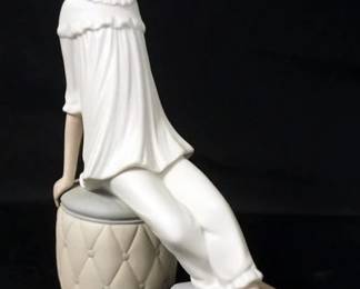 1004	LLADRO FIGURINE OF YOUNG GIRL, MATTE FINISH, APPROXIMATELY 8 IN
