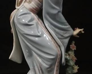 1010	LLADRO PORCELAIN FIGURINE OF ASIAN WOMAN W/FLOWERS, APPROXIMATELY 10 IN HIGH
