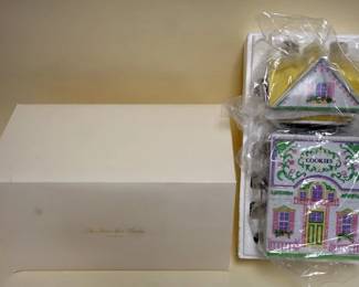 1095	LENOX VILLAGE COLLECTION, COOKIE JAR, BOXED, APPROXIMATELY 11 IN
