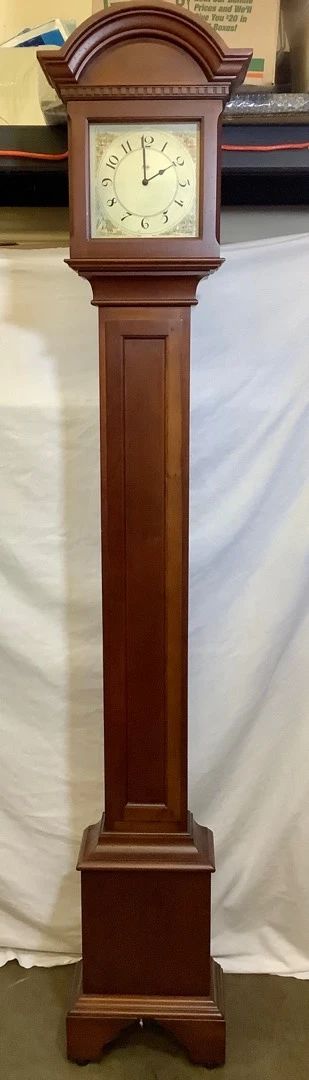 DONLAR205 Sligh Pencil Clock Made by Sleigh in Holland, Michigan, solid hardwood pencil clock. Quartz movement with a 4/4 chime. Works very well and has a nice, soft, short chime. Takes 2 'C' batteries.
