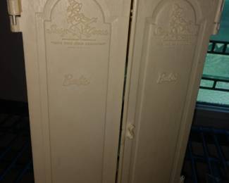 Doll closet