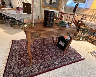 Vintage Queen Anne Style Desk/Console Table, pair of decorative lamps, Area Rug