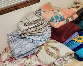 Linens - Doilies, Comfortrs, Pillows, Towels, Blankets, etc. 
