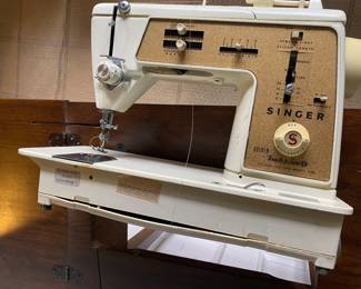 Vintage Singer machine with wood table cabinet 