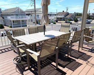 Very nice outdoor dining set seats 8