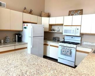 Plenty of upper & lower cabinets