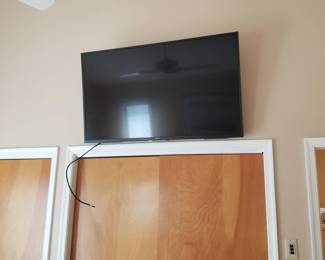 Flat screen TV with mount
