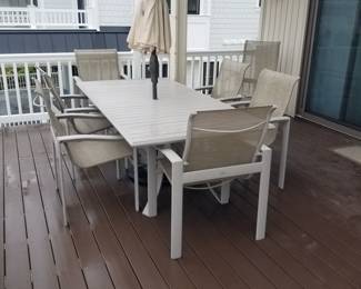 Very nice outdoor dining set seats 8