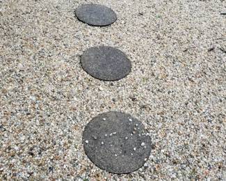 Concrete stepping rounds