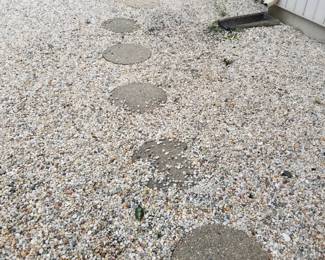 Concrete stepping rounds