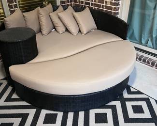Newport Circular Sun-bed/daybed 