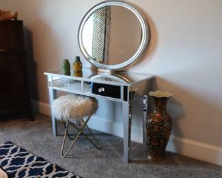 Beautiful Mirrored Vanity / Desk 