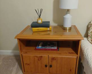 bed side table with lamp