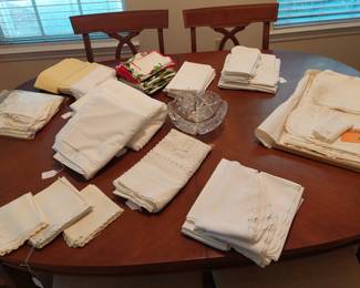 Several sets of vintage linens
