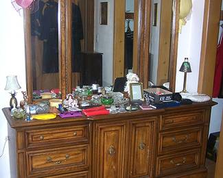 Stretch dresser w/ mirror