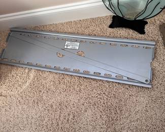 Sturdy metal flat screen television wall mount 32"W x 9"H
