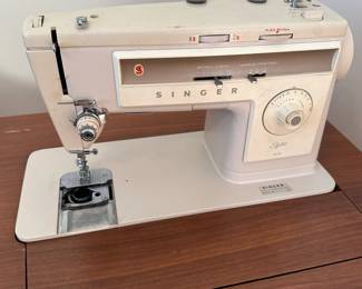 Vintage Singer Stylist 513, bobbin plate missing, appears to work on initial test, with 28" round wooden table cover & cloth