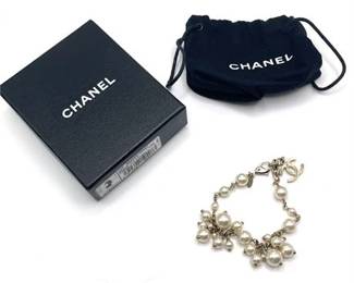 Lot 009  
Chanel Boucles Oreille/Bracelet 2011 Spring Season