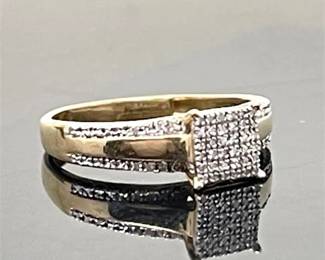 Lot 026  
Pave' Diamond Engagement Ring 10K