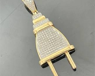 Lot 032  
Pave' Diamond "Plug" 10K Pendant