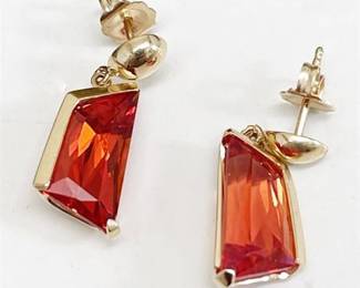 Lot 037  
Contemporary Orange Sapphire and 14 K Yellow Gold Drop Earrings