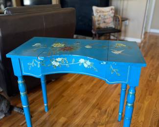 Cute painted desk/vanity! Opens in the middle!