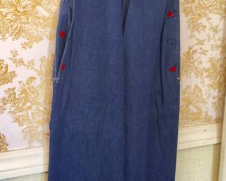 Baggy bibs are in and this this vintage pair is ready for wear. 