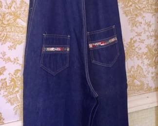 Look at the cute pockets on the back of the baggy bibs that appear to have never been worn. 