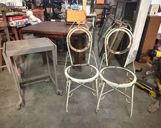 Vintage metal table 
Vintage metal chairs. Need cushioning or great as yard art decor 