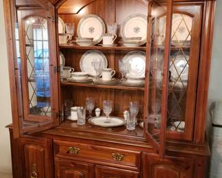 Beautiful lighted China Hutch (Broyhill)